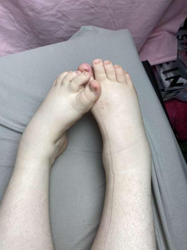 Wanna suck on my Toes?I know you wanna taste them!