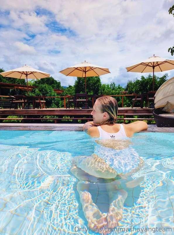 Good morning! Chilling in swimming pool again😋
