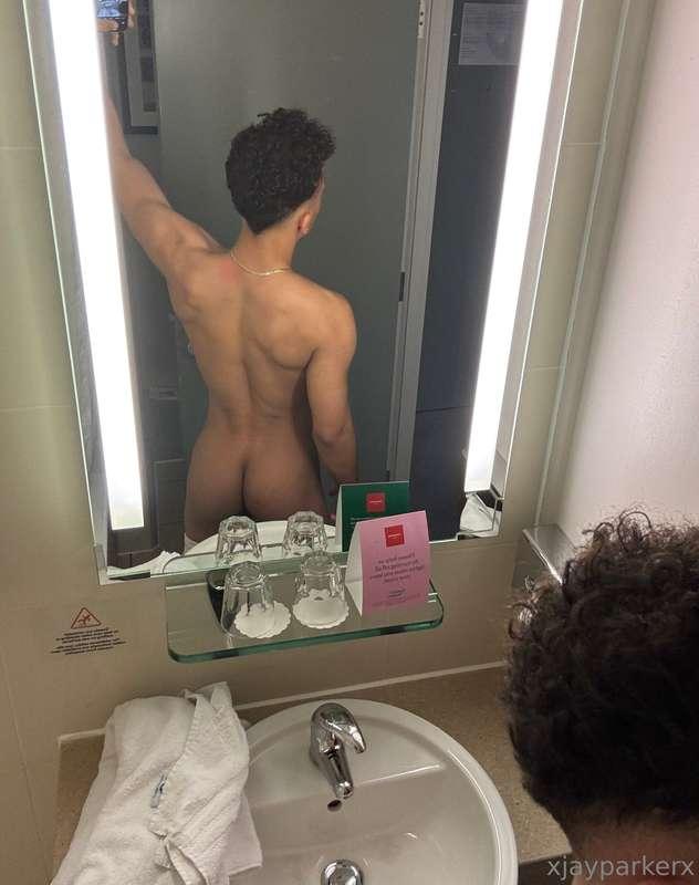 Back and ass appreciation post.Want to buy a vid of me using..
