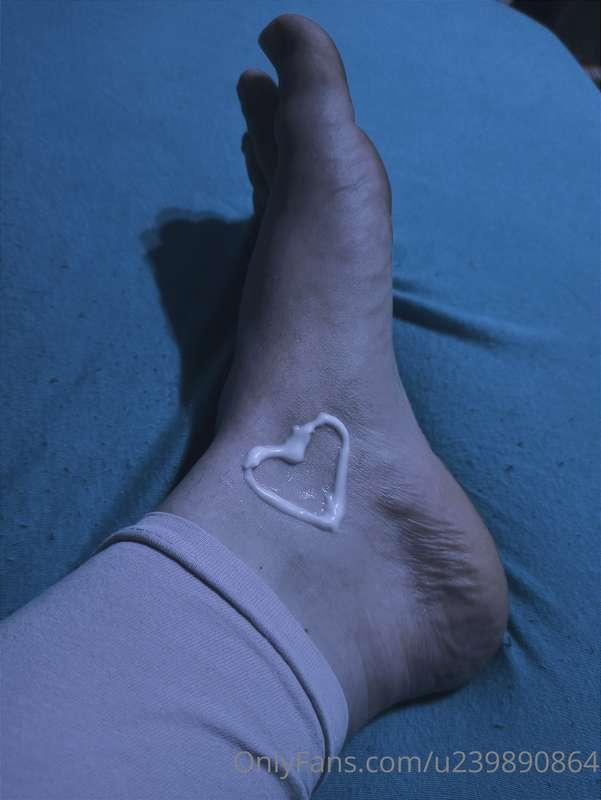 Evening foot creaming 🦶🥰💦