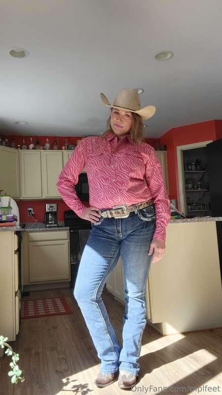 Snag this full cowgirl album with me pulling my boots on and..