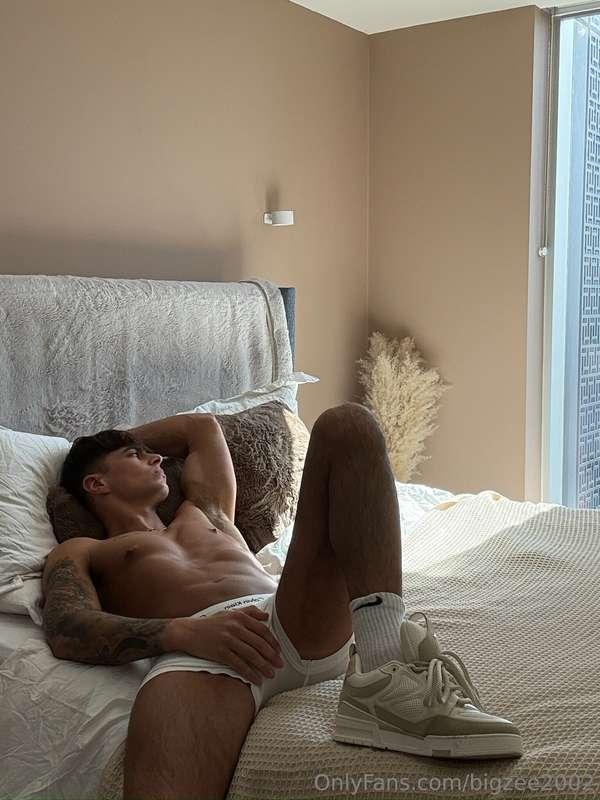 Hand on the prize, wanna feel what I'm holding? 😉