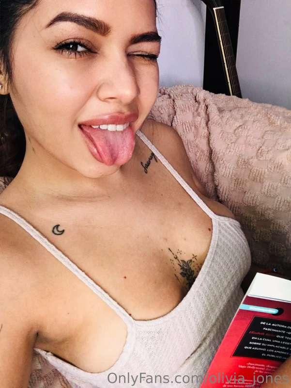 rather than reading a book I want to be sucking dick!! 👅👅🍆