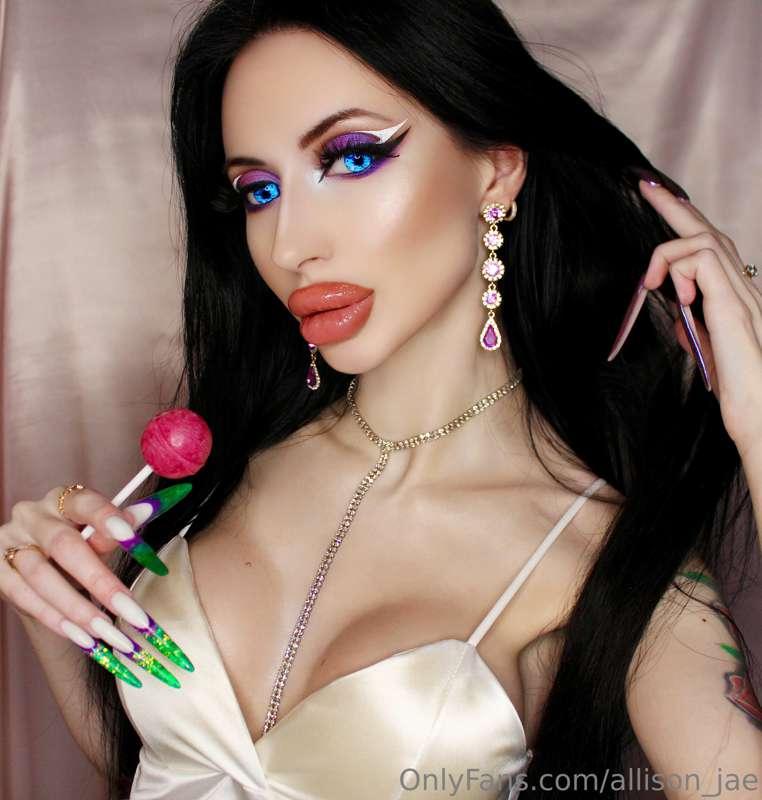 I love lollipops😏💜🍭