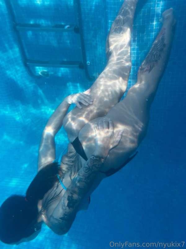 Its a good day to go yo de pool?💦 Big surprise on DM😏💙🔥