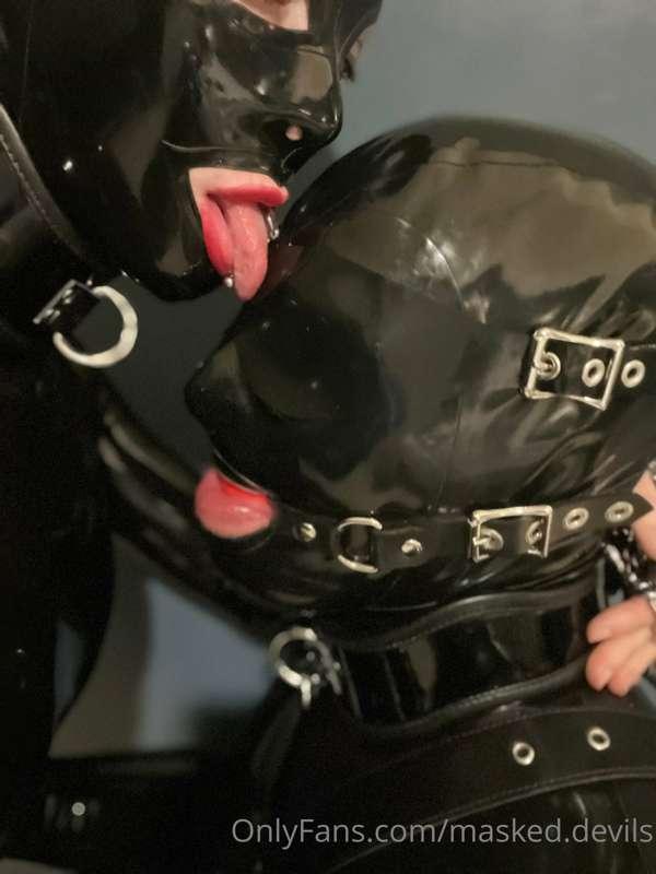 What do you think of my Latex Gimp? Mynx loves her Machine 🖤..