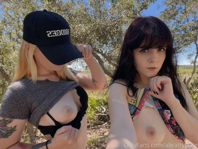 Hotties in the wild 

Go sub to my hot friend @thepurestpeac..