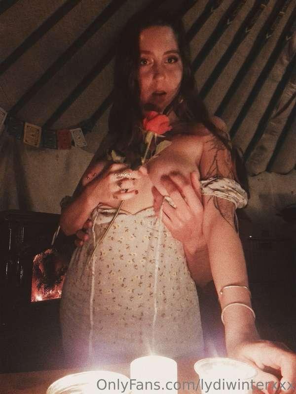 Do you wish these were your hands on my lovely tits..? 🌹🥵