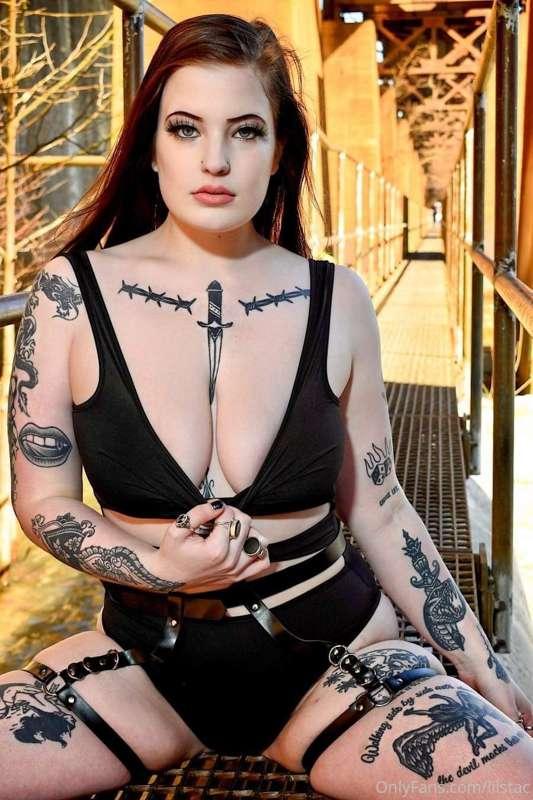 Subscribe to this sexy green eyes & tattooed model. Pierced ..