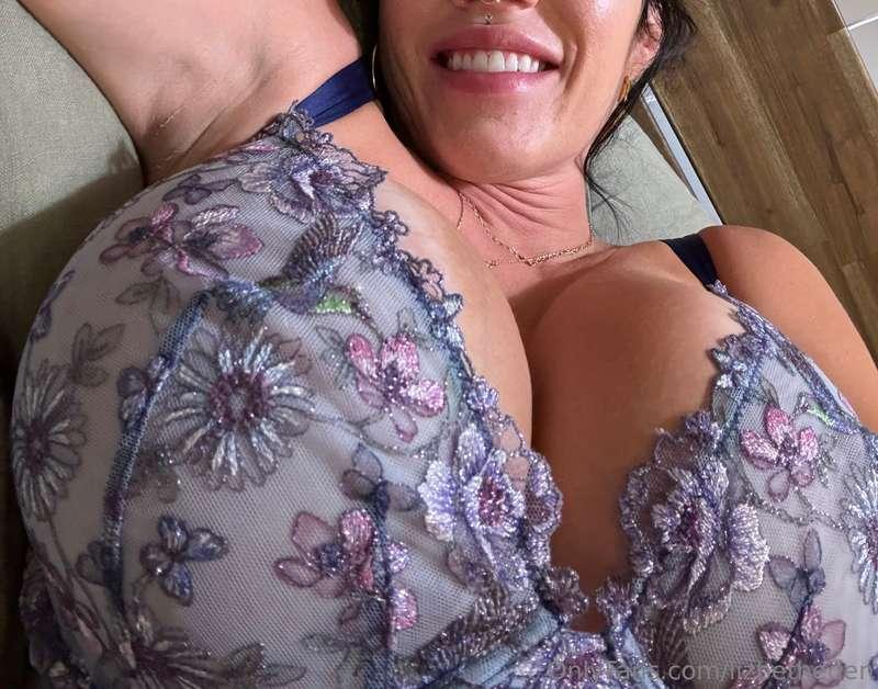 Big ass smile and TIDDIES