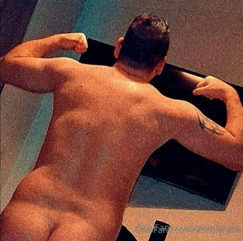 @itsonlyryan

Join me on my onlyfans page help me grow my co..