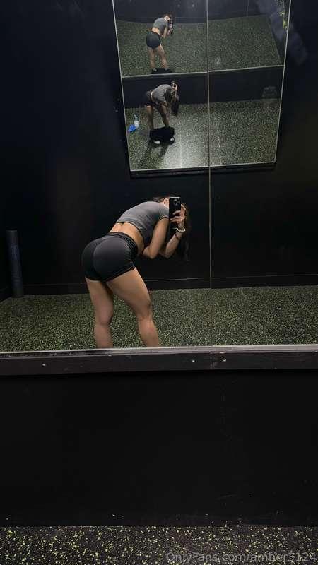 Eyes on me, or more specifically, my booty. 🍑😉
