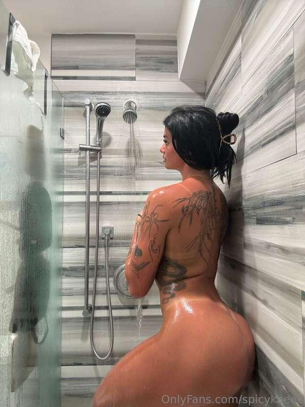 who wants to shower with me👀💦😈