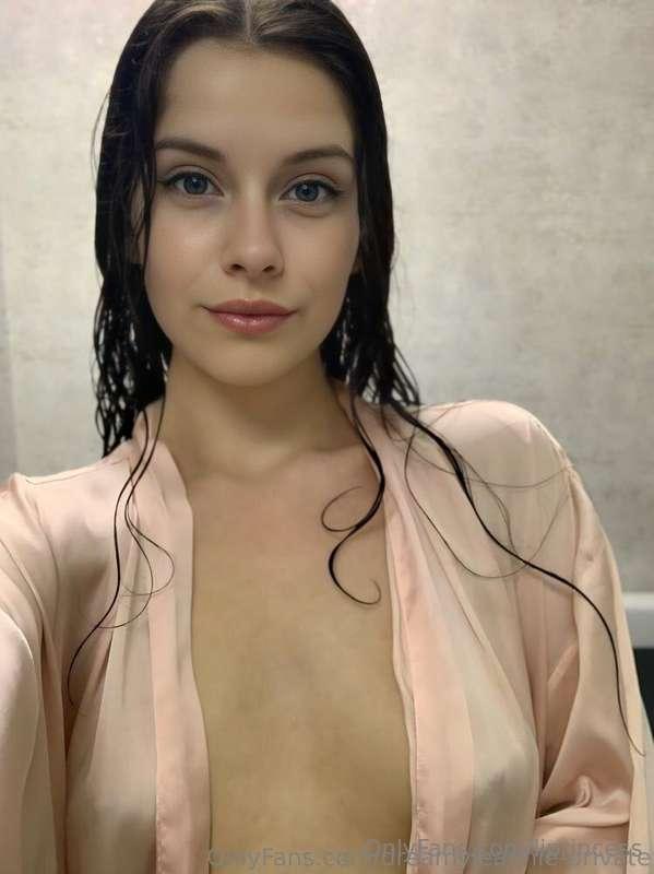 🔥 FREE SUB NOW @ashley_shining_star 🔥 This brunette @ashley_..