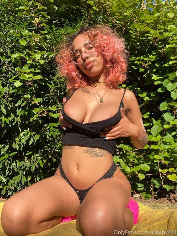6 pics 💓 pulling my tits out 4 u in the sun 🥰 which pic is u..