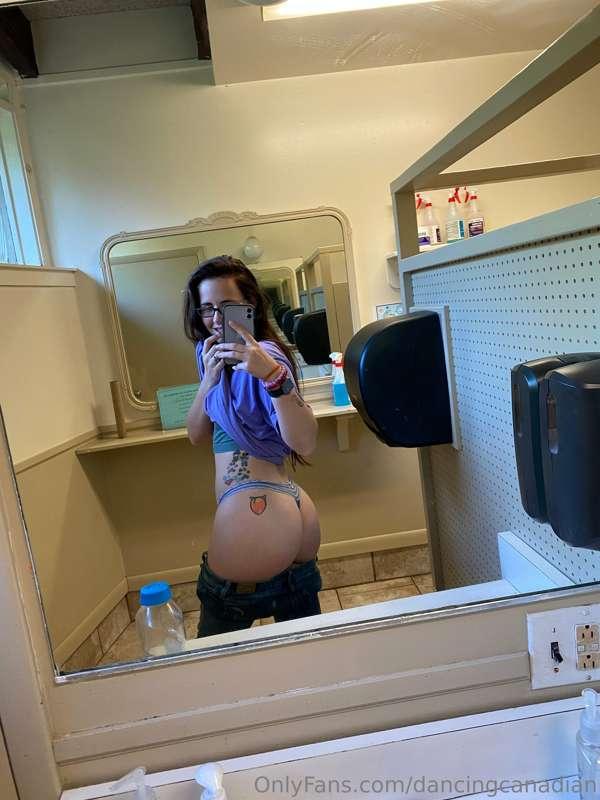 Hopefully nobody walks in on me😏