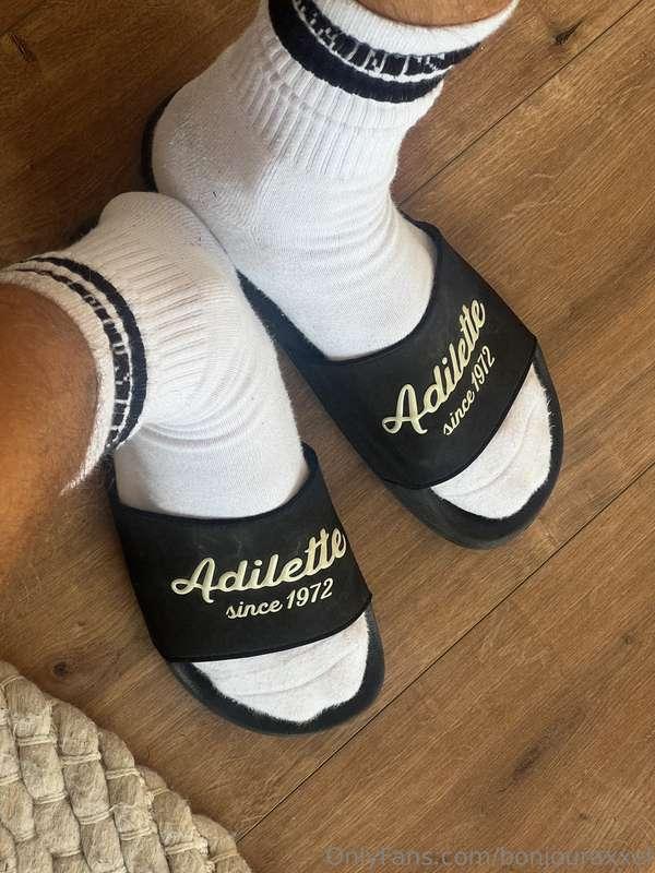 Question to feet lovers: should I wear my slides with or wit..