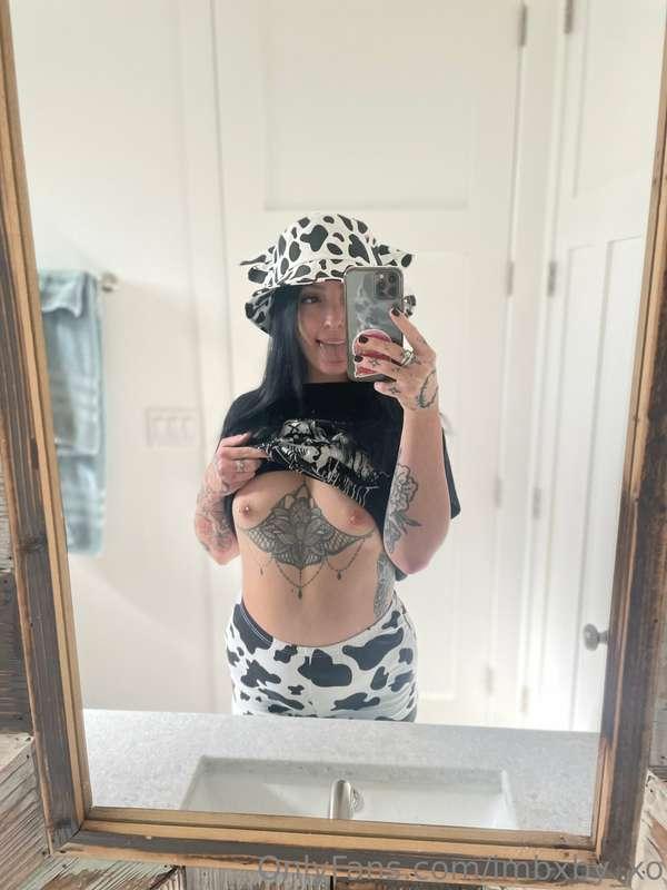 Spending the day running around 🤍🖤

Do you think my cow hat ..