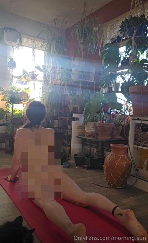 11.24 - Nude yoga anyone? 🧘‍♀️A slow nude yoga flow in the m..