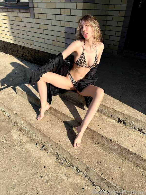 When the breeze touches my pussy I get goosebumps😮‍💨

#fyp #horny #outdoor #leopardbikini #longlegs #barefeet #tauttits #shavedpussy #pussylips #wavyhair