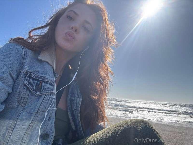 Serving kissy face with a sea breeze 🌴💋