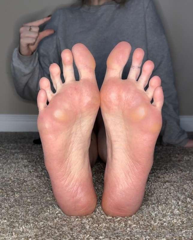 happy hump day from me and my size 15s 🤏🏻