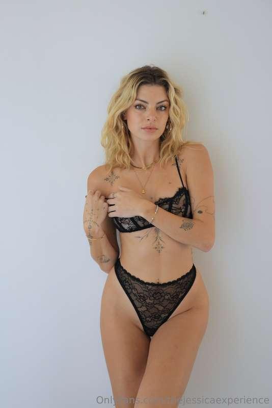 She's not just a woman with tattoos 💋