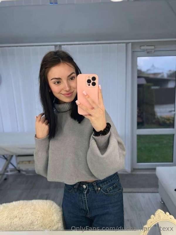 Hot babe @mist.c wants to show you her perfect body and give..