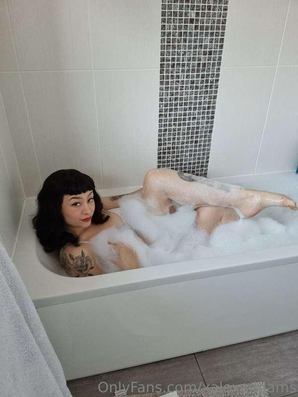would you rub my feet? 💆🏻‍♀️☺️