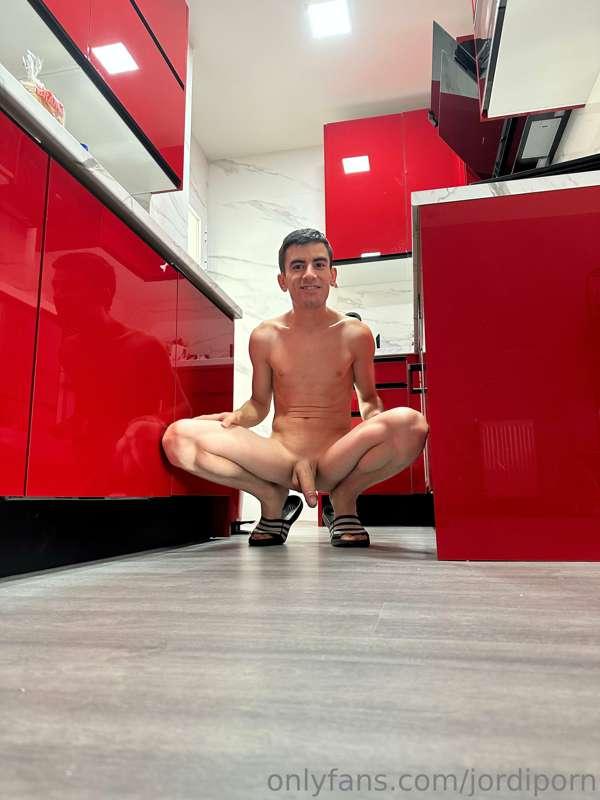 En casa siempre estoy desnudo y empalmado!! 😂 Que tal se me ..