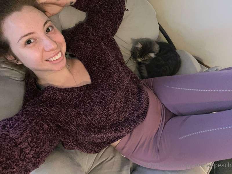 Comfy and cozy! Taking a break from unpacking to say hi!
Als..