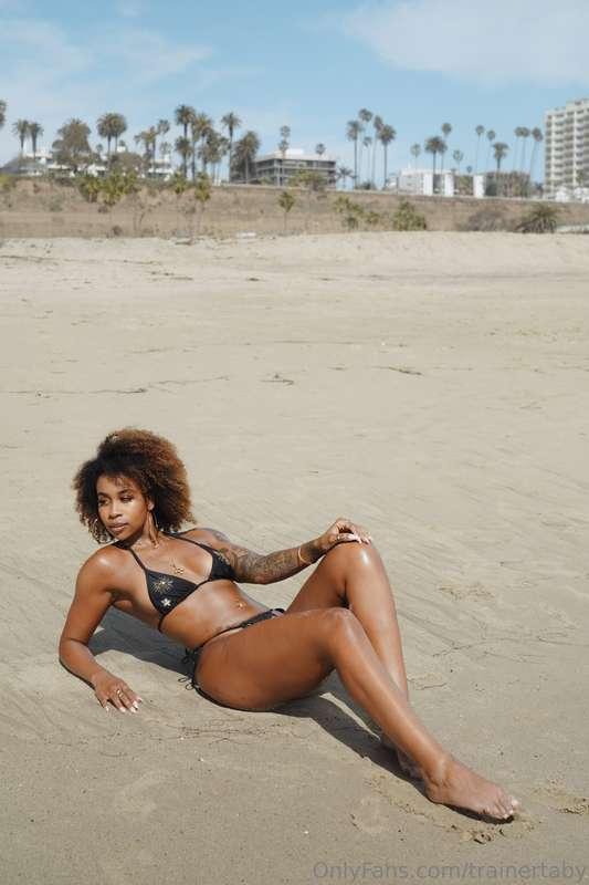 Beachy vibes and a side of flirtation 😘