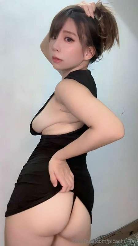 黑色包臀裙性感扭扭挑逗 直接在鏡頭前將胸衣脫掉 後面露出美臀及黑色小丁 小丁還是開口的讓美穴展露無疑 簡直是騷到不行啊啊
