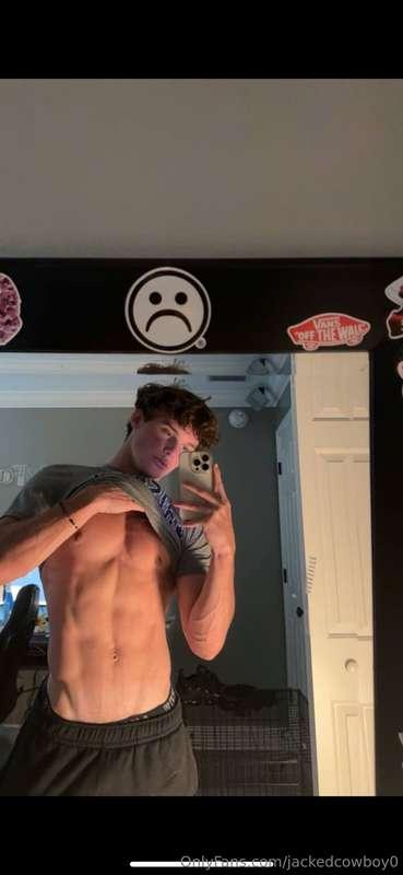 sub to my friend @twentoofree he is posting sex tapes + nudi..