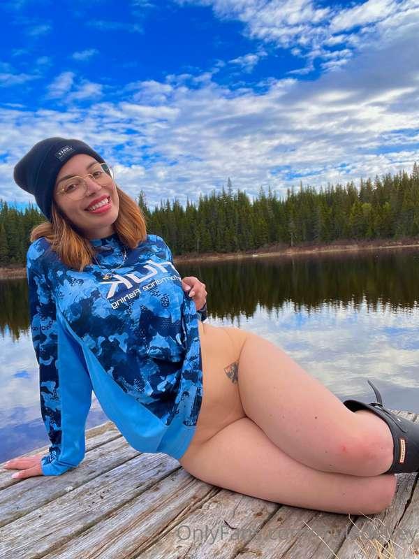 Swipe for some sideboob pics 🫡