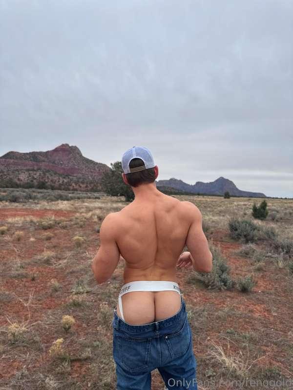 **Bum boy** - do you like the view? 🏜️