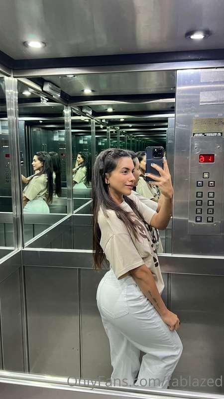 Te subes al ascensor y me encuentras 🤔 ___ You get on the el..