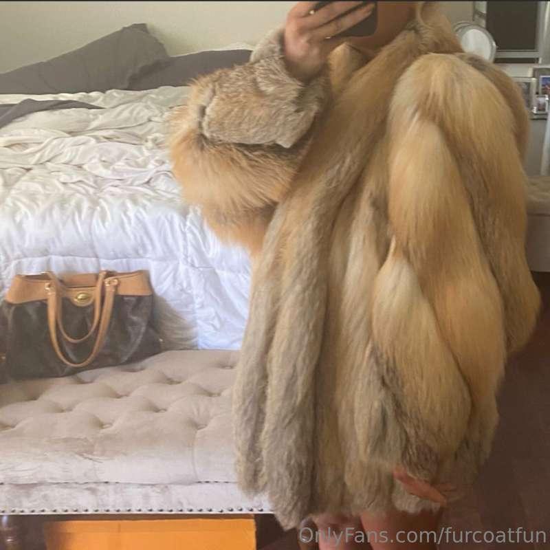 Want to unwrap this fox fur coat off of Mommy? 😘