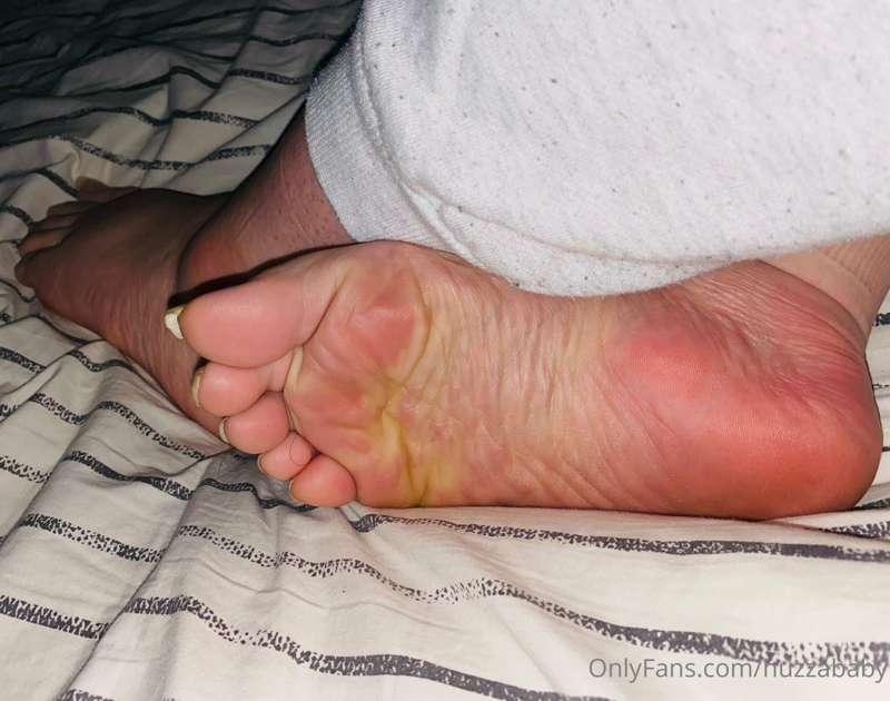 FEET 

Filthy long nails.  

$10 for a pair of socks (smelly..