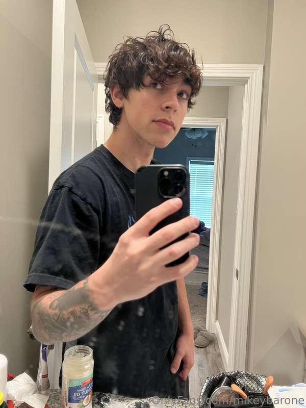 Wet hair here, wanna show me yours? 🤣