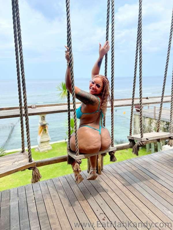 Hanging around 😋