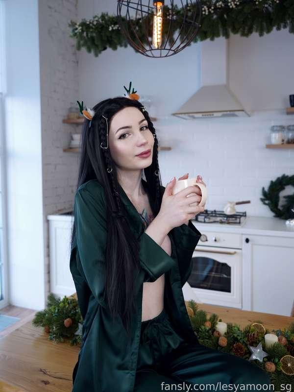 Have you already started preparing for the holidays? 🎄 I'm already in a Xmas mood! It's time to bake tangerine pie and gingerbread cookies 🍪🍊

#fyp #tattooed #boobs #bigboobs #perfectbody #naked #hardnipples #teen