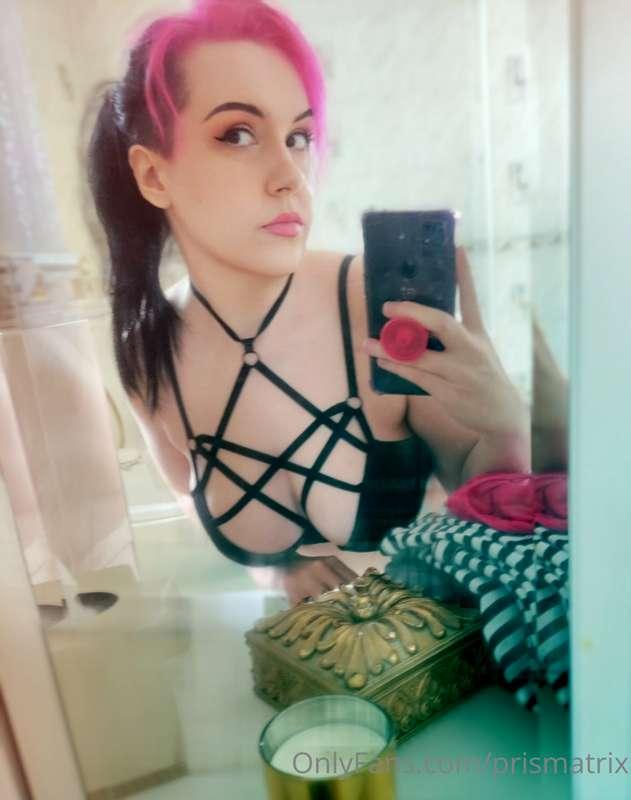 Just chilling. Got a nice new chainmail choker in the mail t..