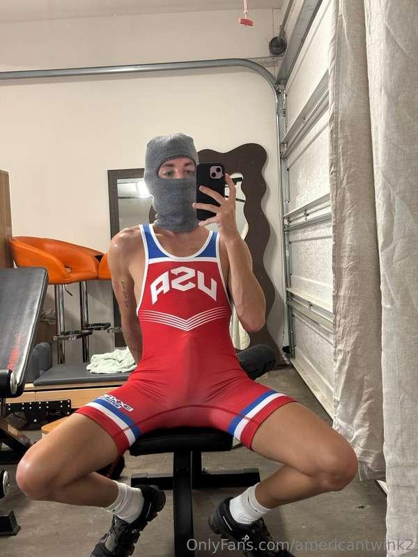 Dick got hard mid workout… couldn’t help it 😩Tight shorts, s..