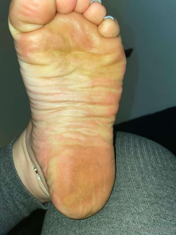 I’ve been asked for some dry and dirty feet… do you enjoy my..