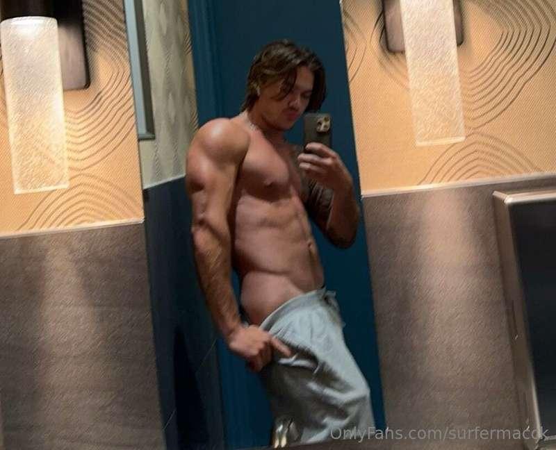 Would you suck me off in the gym bathroom?😩