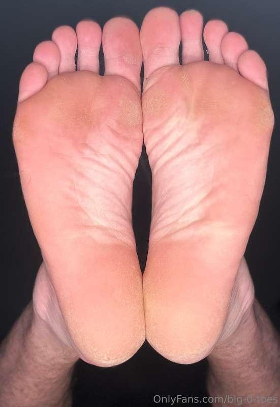 Laid back and relaxed for Toesday…wanna suck them 😉