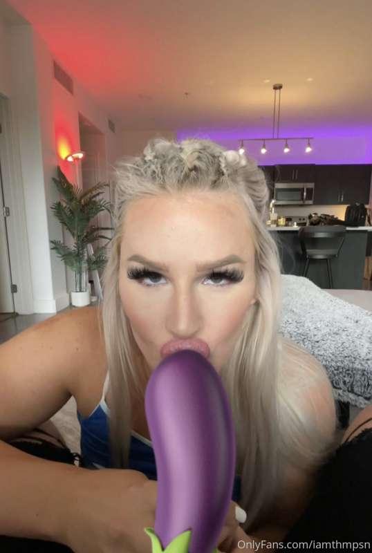 @linnymaee showed me her 🍆 sucking skills, stripped for me a..