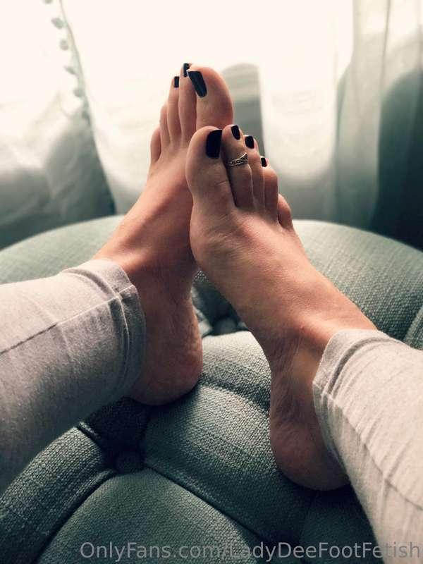 Long sexy toes you can't get enough of

Happy TOESday!