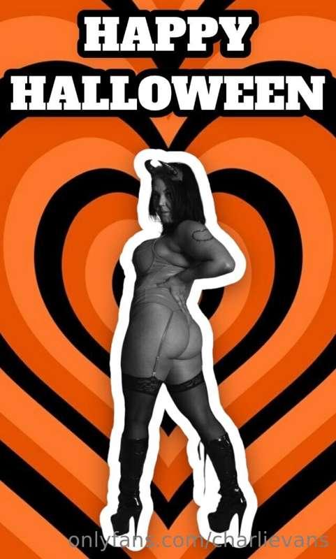 WELCOME TO OCTOBER! 

i’m so excited to celebrate halloween ..